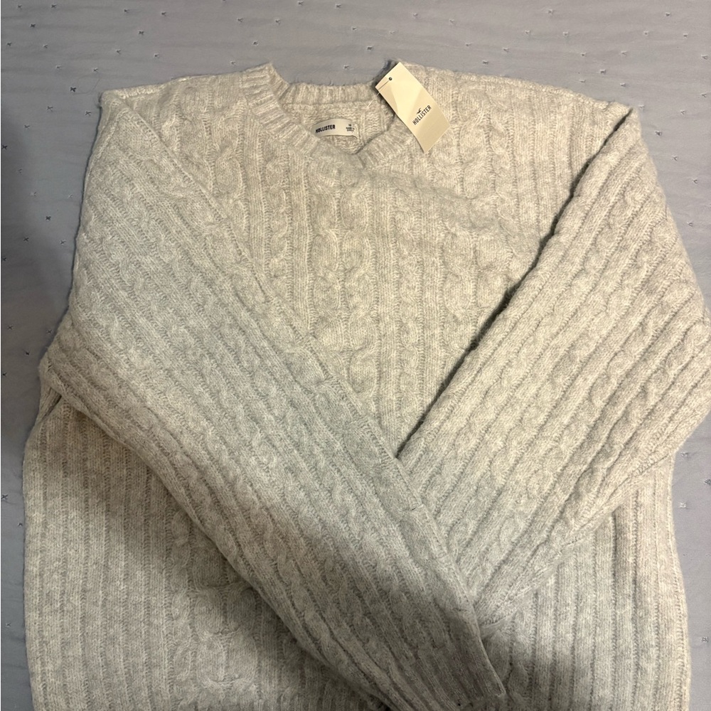 Hollister women’s Gray Cable Knit Sweater new with tags